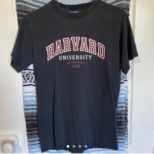 Black Harvard university t shirt